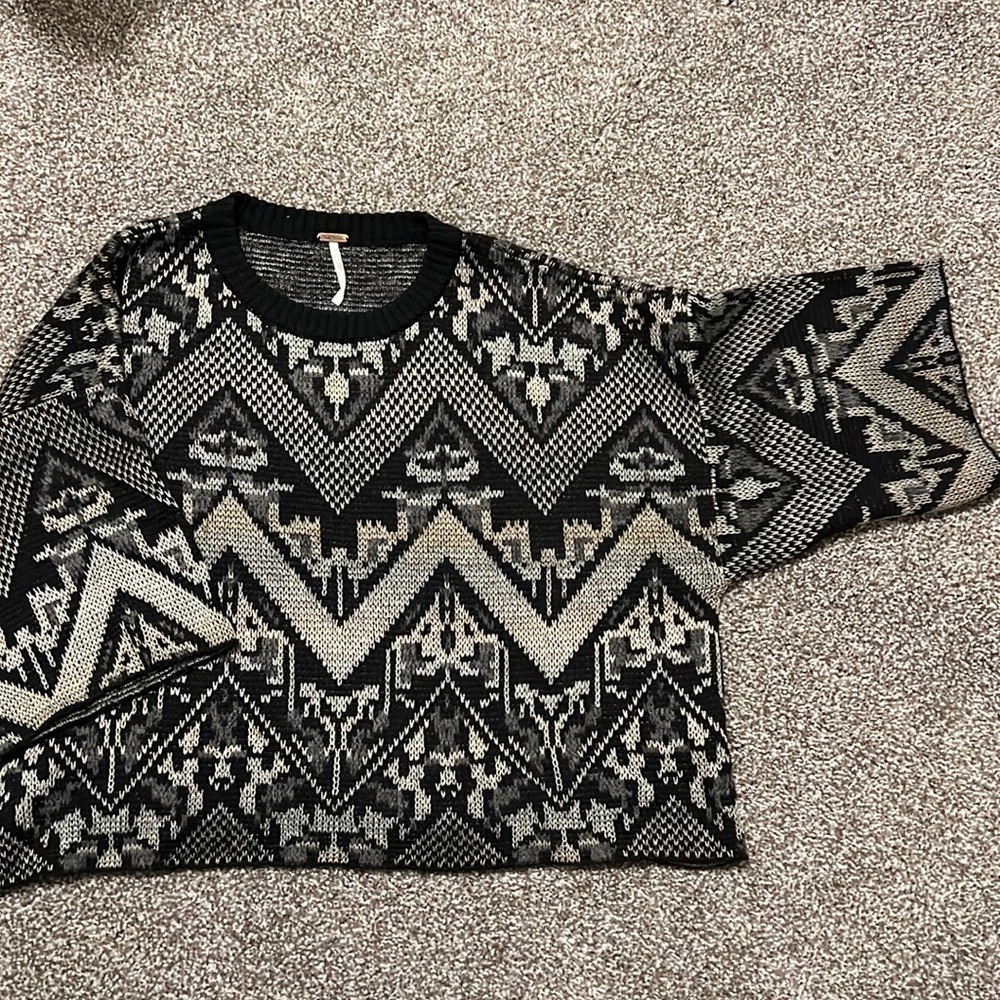 Free people pull over sweater. Slightly cropped length and 3/4 length sleeves